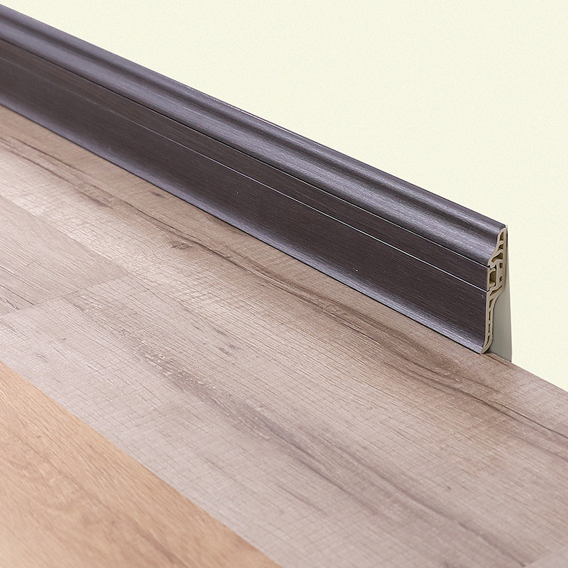 Sockelleistenprofil aus PVC mit Holzmaserung