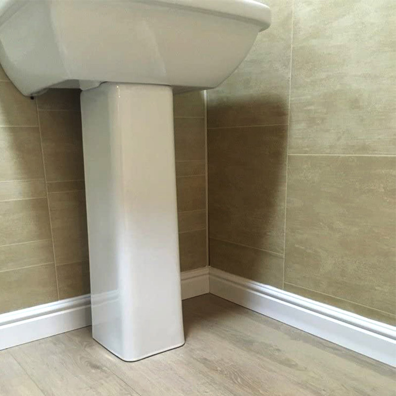 Feuchtigkeitsbest&auml;ndige Badezimmer-Sockelleiste aus PVC