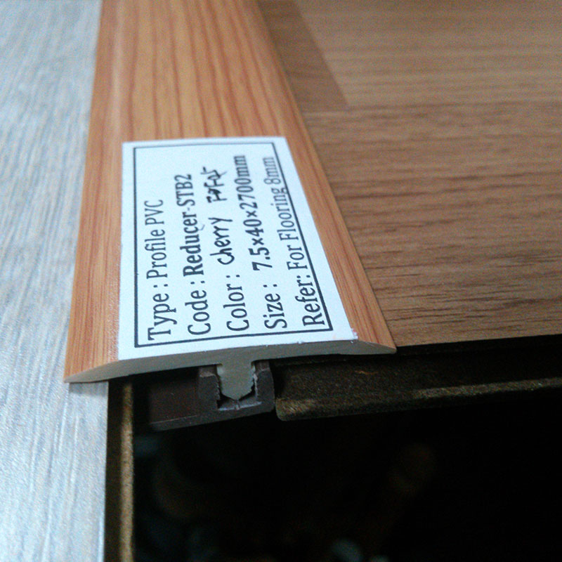 Innenliegender T-f&ouml;rmiger Boden&uuml;bergangsstreifen