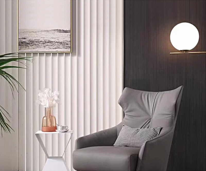 Geriffelte Wandpaneele aus PVC mit Holzmaserung