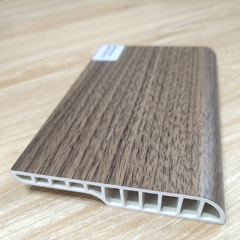 Luxuri&ouml;se hohe Sockelleiste