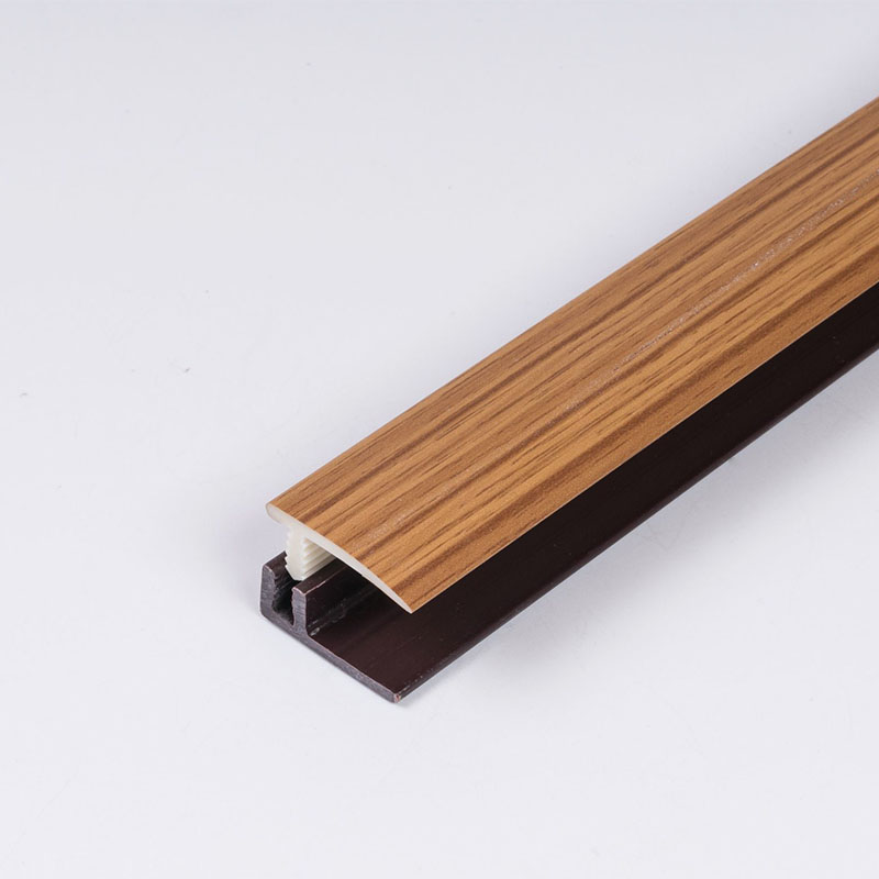 T-f&ouml;rmiger Bodenrandstreifen