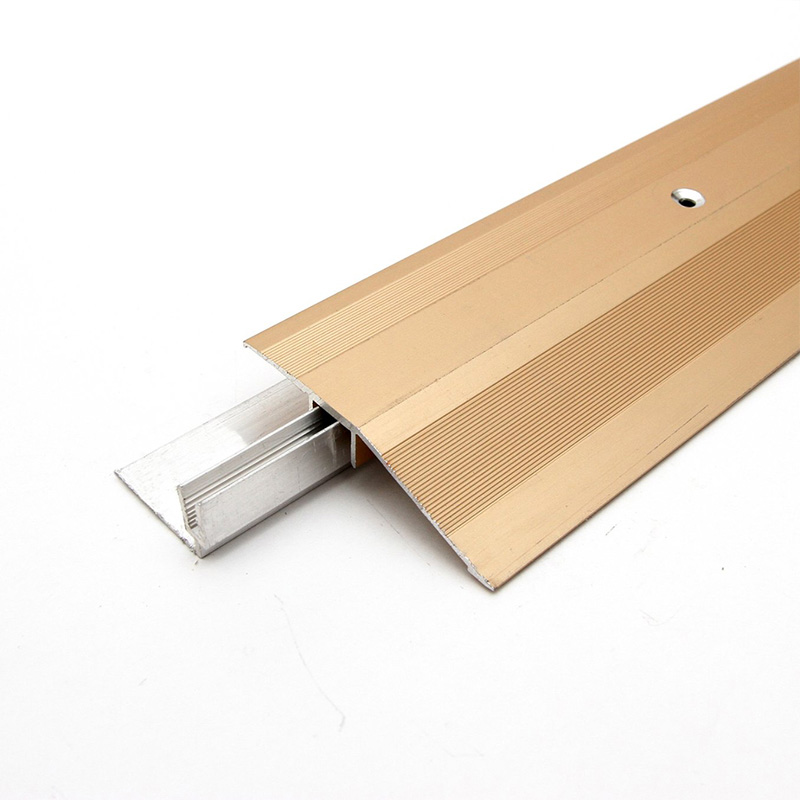 Ma&szlig;geschneiderter &Uuml;bergangsstreifen zwischen Fliesen und Boden