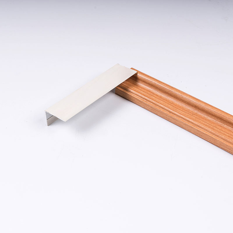 Ma&szlig;geschneiderte Kantenverkleidung f&uuml;r Bodenfliesen