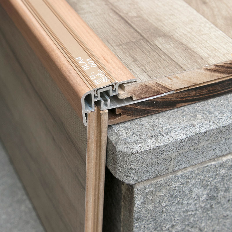 Ma&szlig;geschneiderte Treppenkantenverkleidung