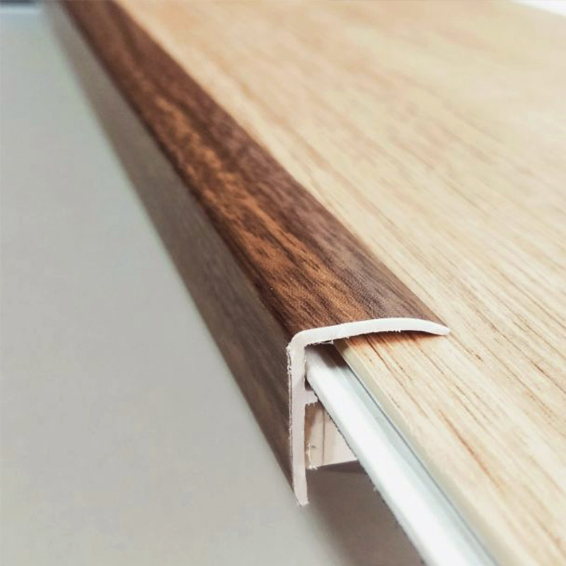 Innenliegende Treppenkantenstreifen in F-Form