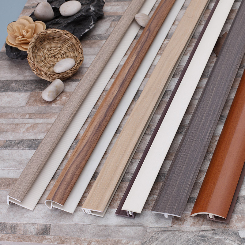 Bodenkantenleisten aus PVC mit Holzmaserung