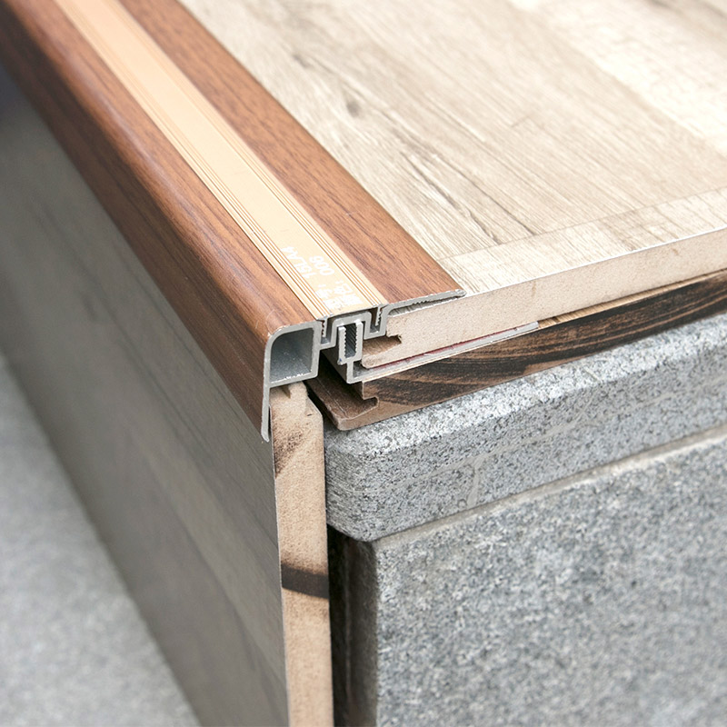 Treppenkantenverkleidungen f&uuml;r den Innenbereich aus Fliesen