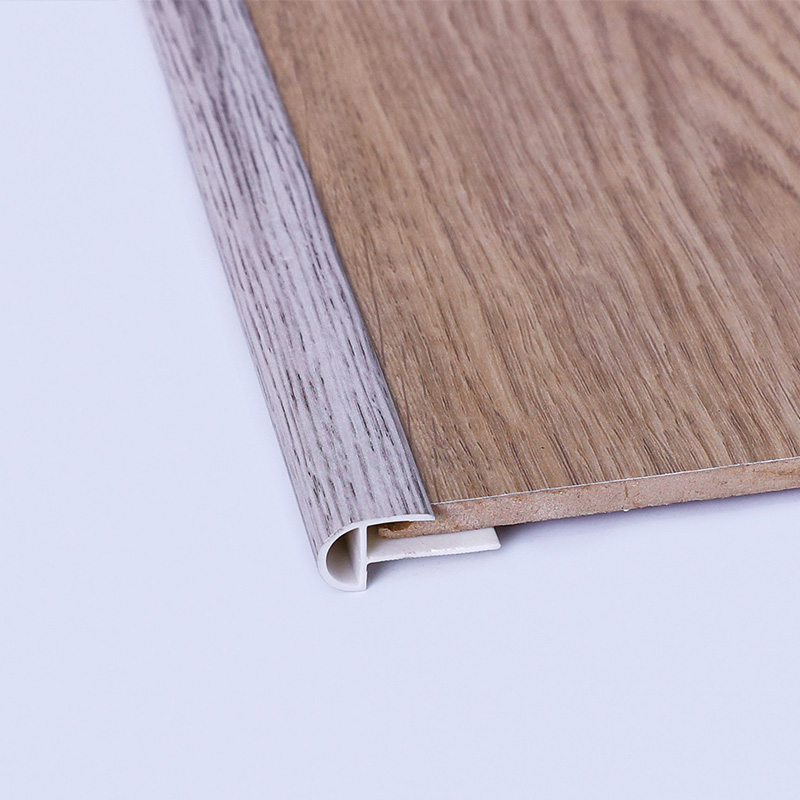 Treppenkantenstreifen aus PVC mit Holzmaserung