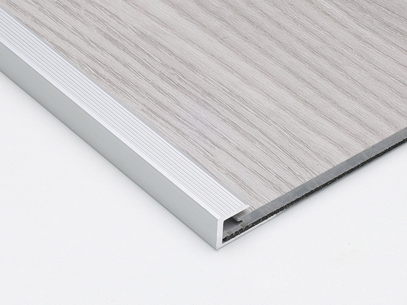 Quadratische Bodenkantenverkleidung aus Aluminium