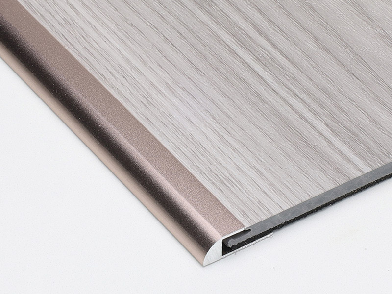 Ros&eacute;goldener C-f&ouml;rmiger Bodenkantenstreifen