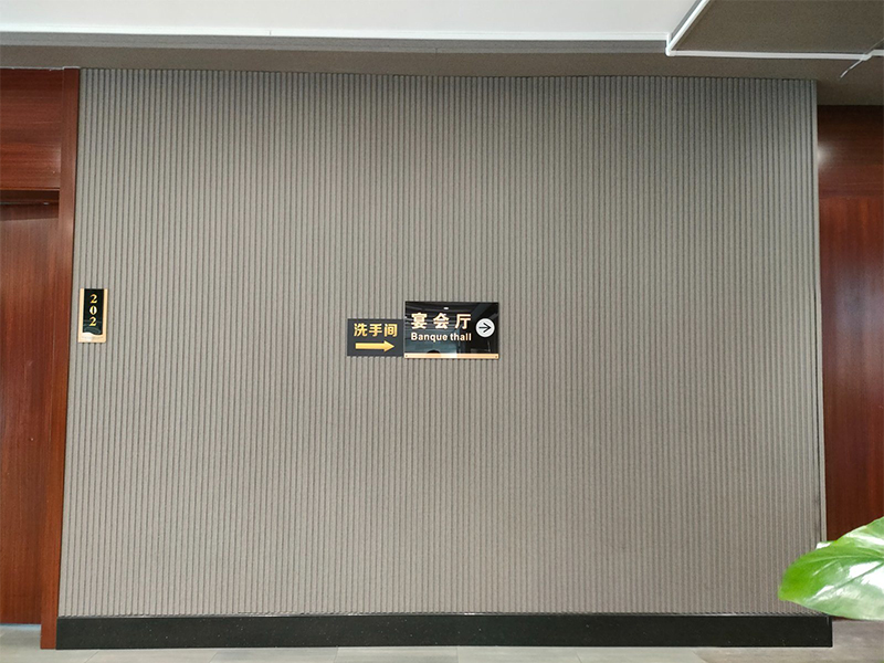 WPC-Wandpaneel mit Rillen