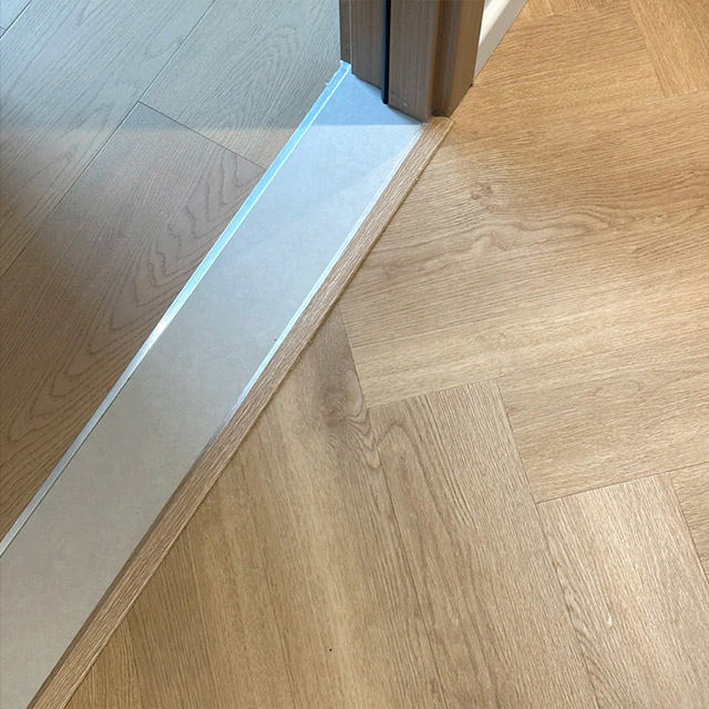 24 * 4 mm L-förmiger SPC-Bodenkantenstreifen
