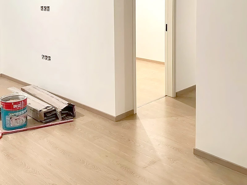 Sollten Holzböden zu Fußleisten passen?