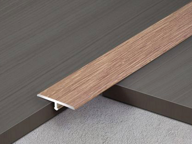 Wie installiert man einen T-Molding-Übergangsstreifen?