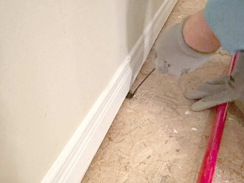 Wie entfernt man Sockelleisten von Trockenbauwänden?