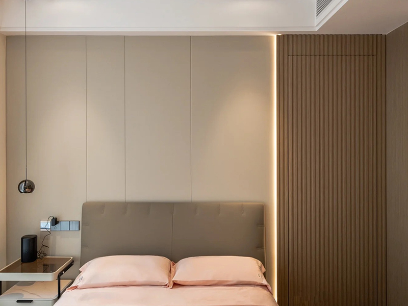 Massive geriffelte Wandpaneele aus PVC, 130 x 7,8 mm