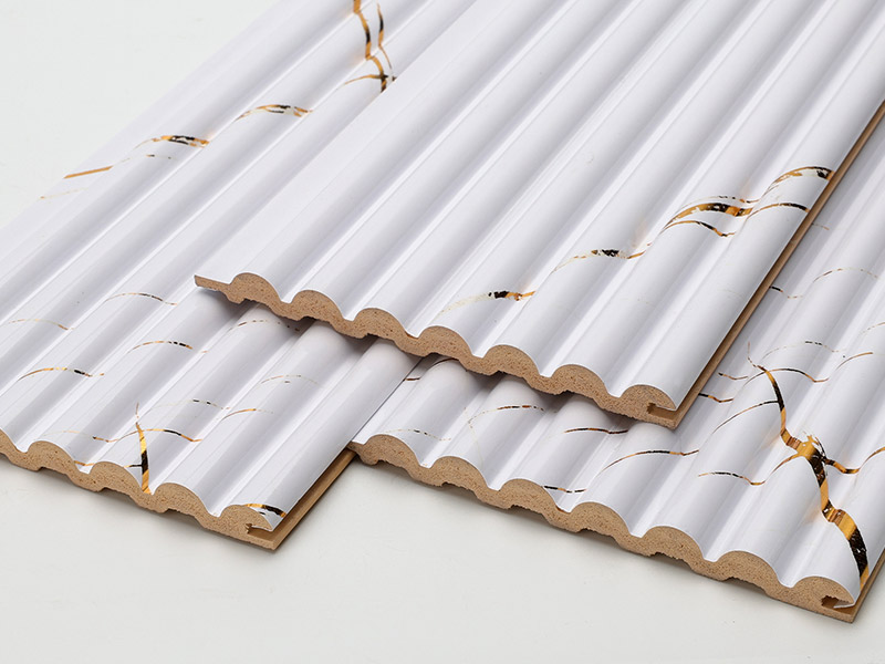 Massives, halbrundes Wandpaneel mit 105,5 x 8,5 mm goldwei&szlig;em Marmor-Finish 