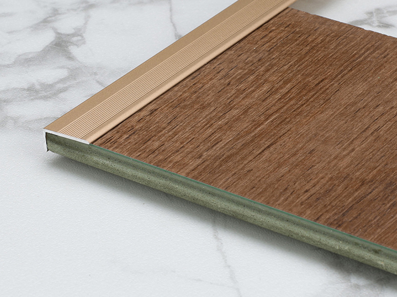 L-f&ouml;rmige Bodenkantenverkleidung aus Aluminium