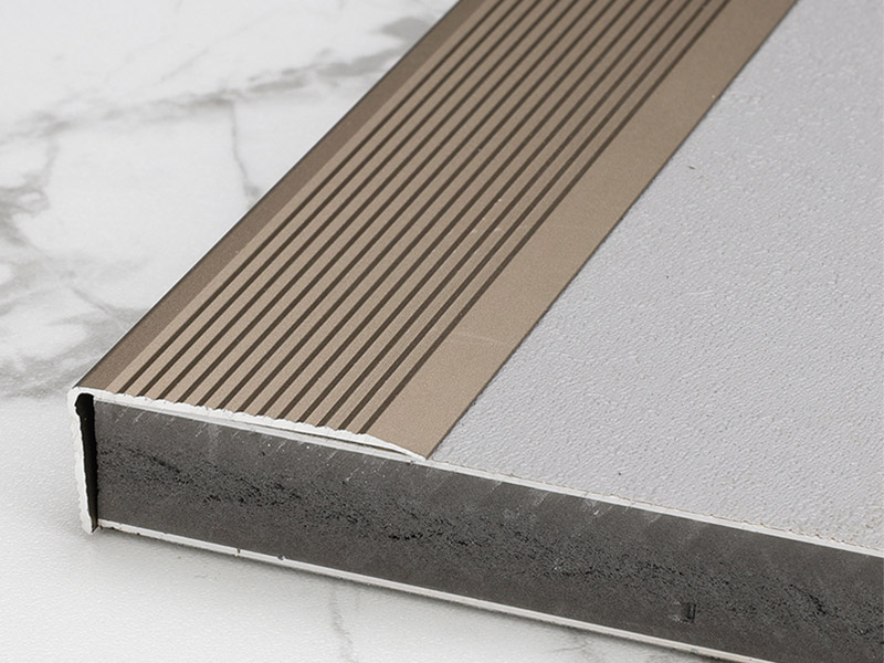 L-f&ouml;rmige Bodenabdeckungsverkleidung