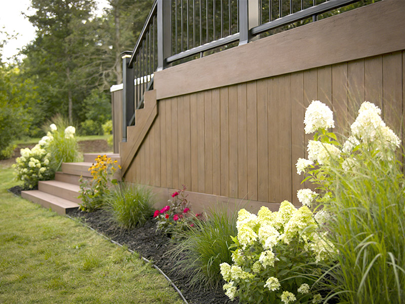 Ideen für Decksleisten, die die Attraktivität des Bordsteins verbessern und Unordnung unter Deck verbergen