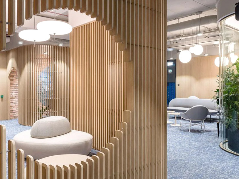 Wie gestaltet man eine Bürowand?