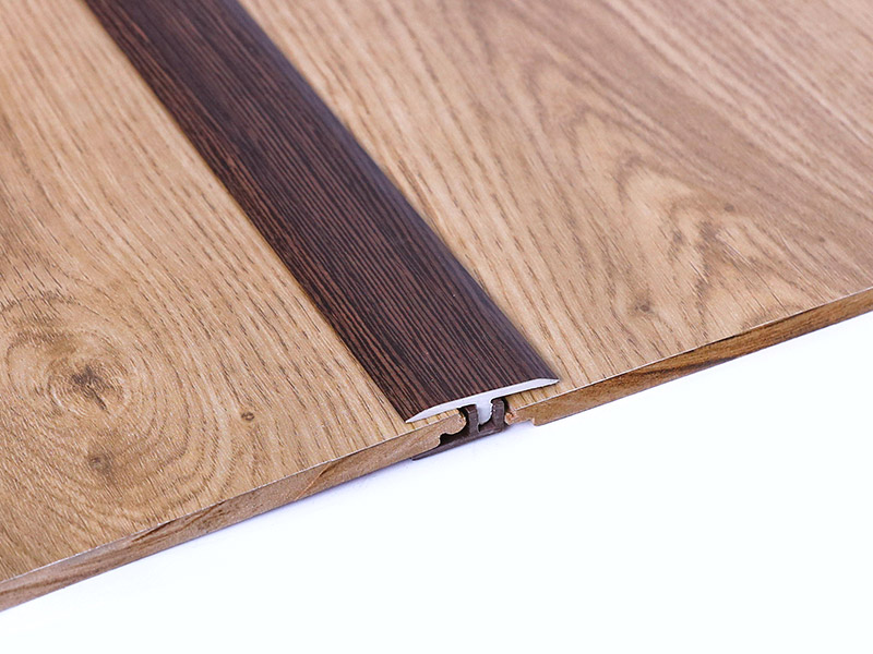 Wie installiere ich Boden-T-Formteile?