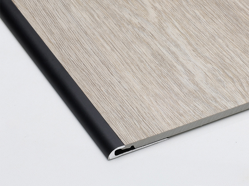 C-f&ouml;rmige Bodenkantenverkleidung