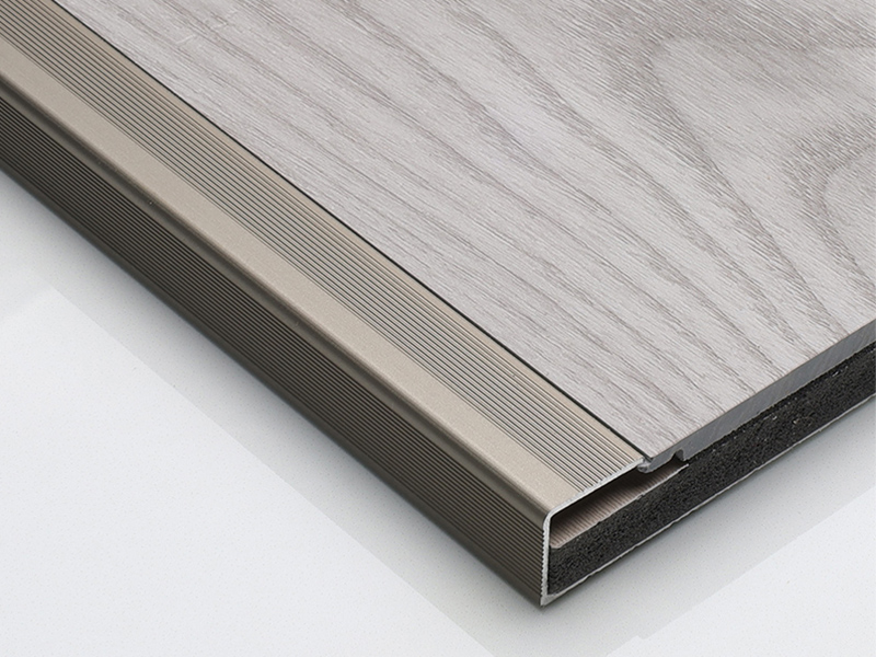 C-f&ouml;rmiger Bodenkantenstreifen aus Aluminiumlegierung