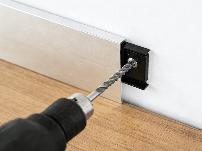 Montage der Aluminium-Sockelleiste mit Klammern oder Kleber für gerade Linien