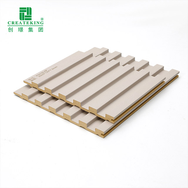 Massive geriffelte Wandpaneele aus PVC, 130 x 7,8 mm