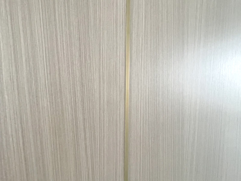 F&uuml;gen Sie Zierleisten zur Holzverkleidung hinzu