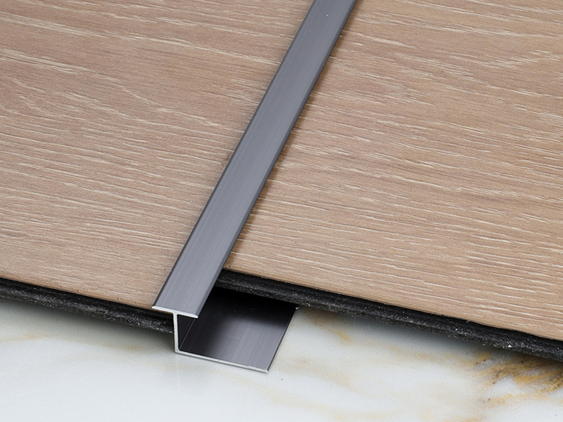 T-f&ouml;rmiger Randbesatz