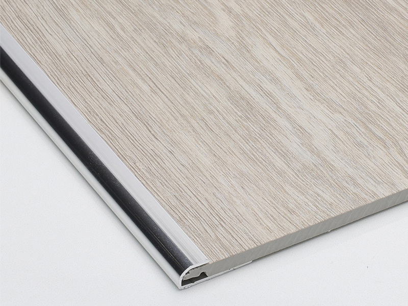 C-f&ouml;rmige Bodenkantenverkleidung aus Metall