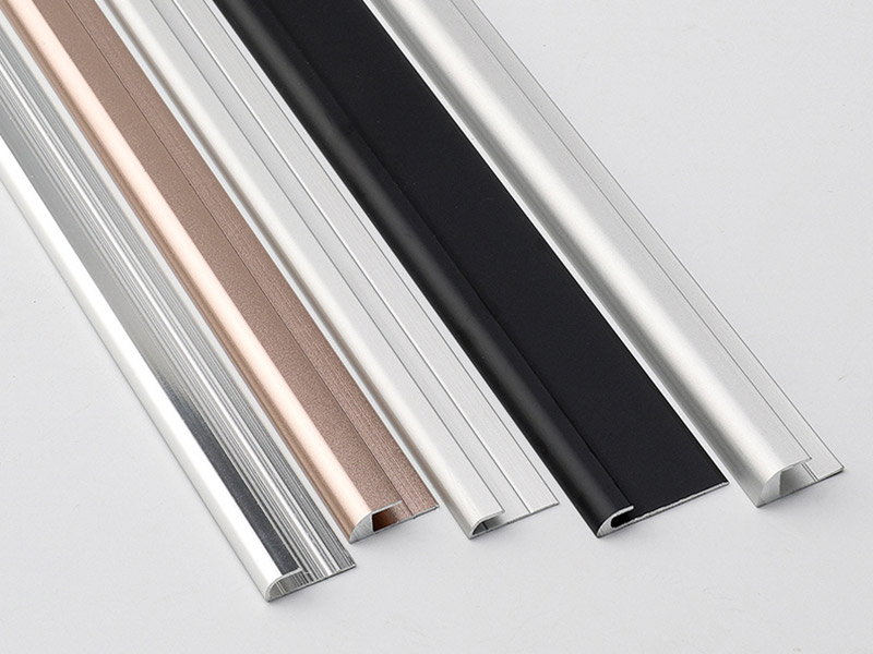 C-f&ouml;rmige Bodenkantenverkleidung aus Metall