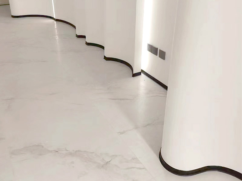 Fu&szlig;leisten aus Aluminiumlegierung