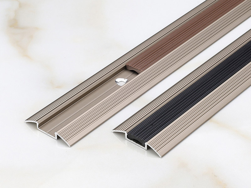 Wie wird die rutschfeste Schwellenleiste aus Aluminium installiert?