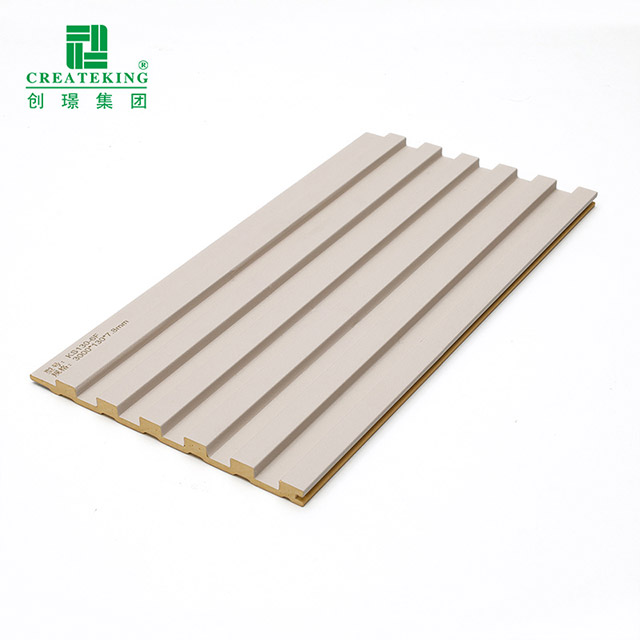 Massive geriffelte Wandpaneele aus PVC, 130 x 7,8 mm