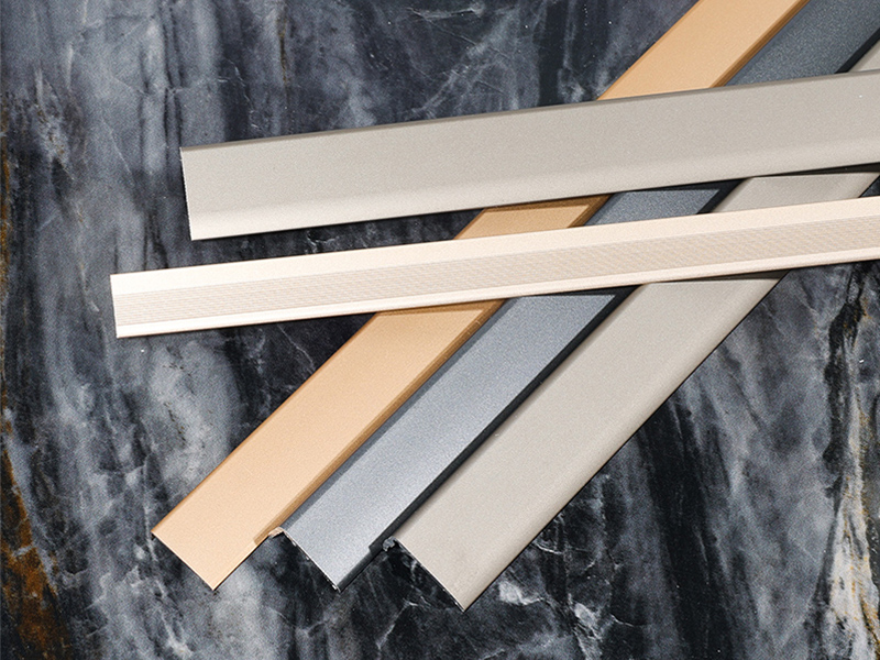 L-f&ouml;rmiger Boden&uuml;bergangsstreifen