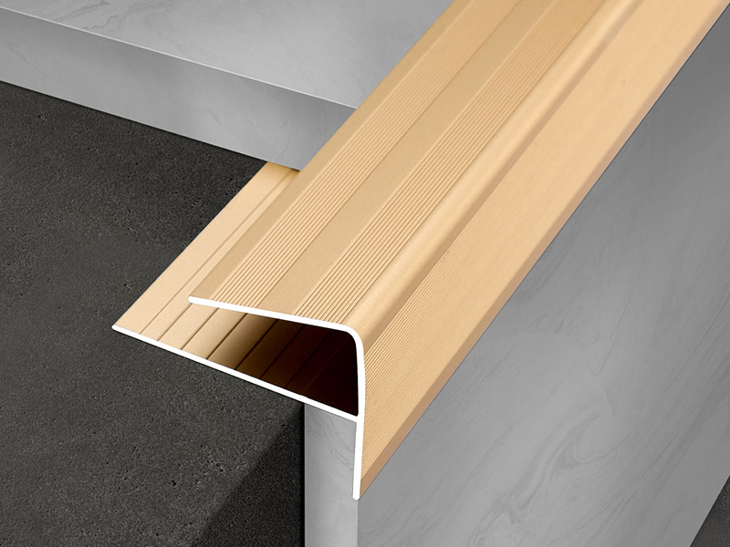 Was sind rutschfeste Treppenkanten aus Aluminium und wie werden sie installiert?