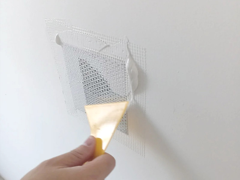 So bedecken Sie ein Loch in einer Wand: eine komplette Anleitung