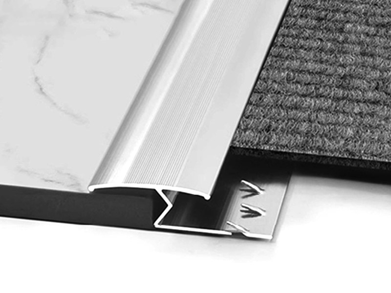 Wie heißt der Streifen zwischen Teppich und Boden?