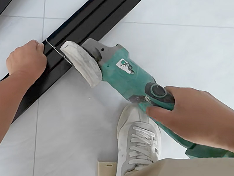 Wie werden Aluminiumfliesenverkleidungen angebracht?