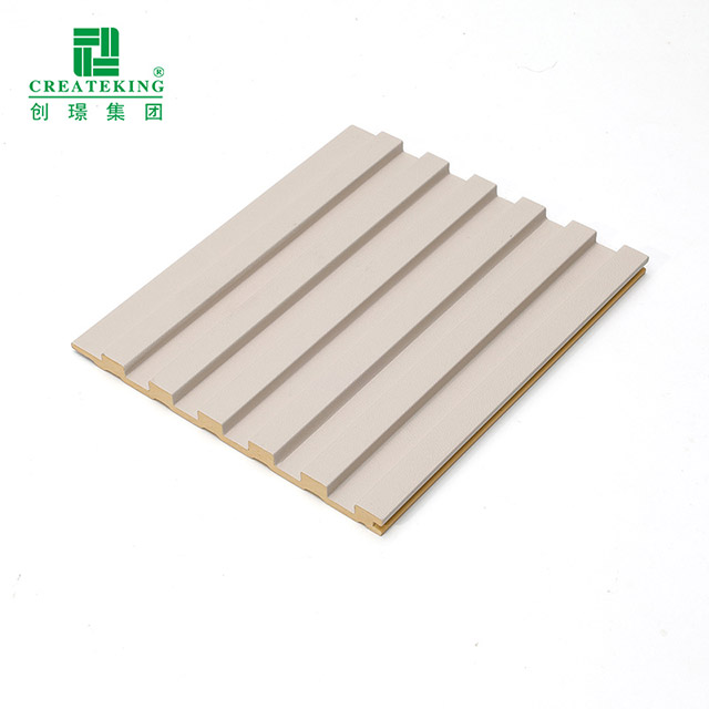 Massive geriffelte Wandpaneele aus PVC, 130 x 7,8 mm