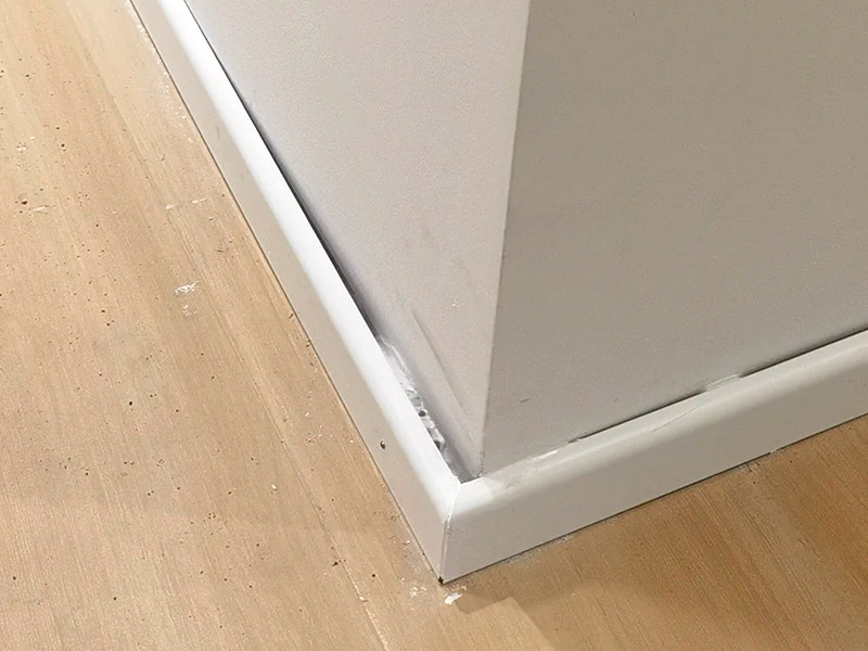 Was führt dazu, dass sich Sockelleisten von der Wand lösen?