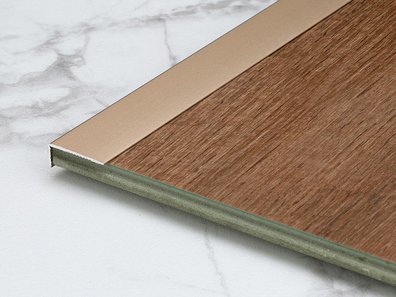 L-f&ouml;rmiger Boden&uuml;bergangsstreifen