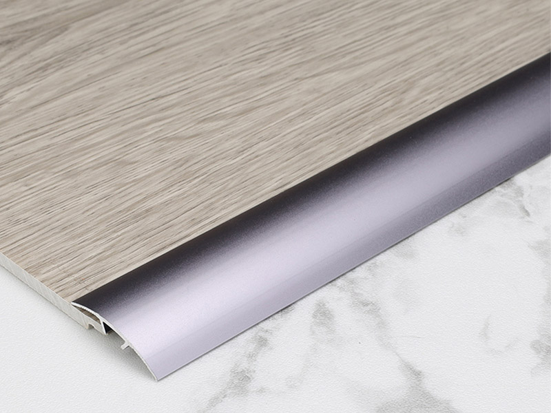 Universeller Boden&uuml;bergangsstreifen aus Metall