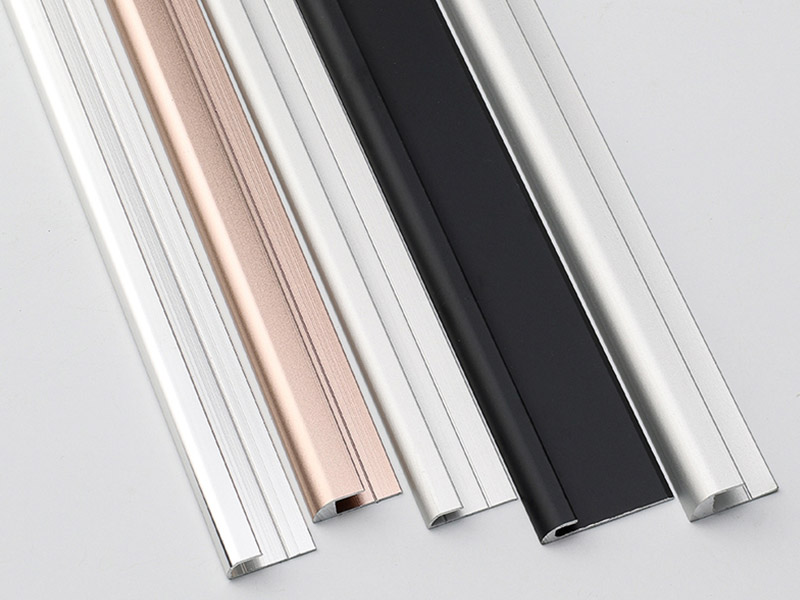 C-f&ouml;rmige Bodenkantenverkleidung aus Metall