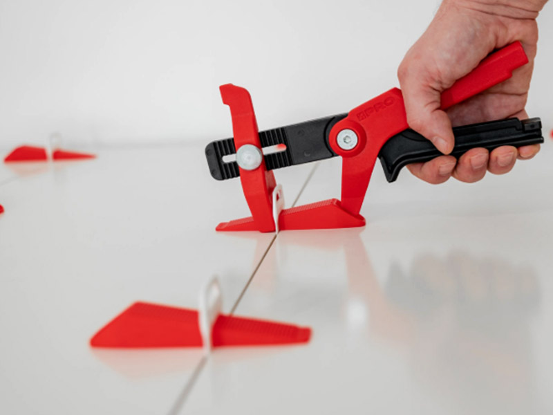 So verwenden Sie ein Fliesennivellierungssystem beim Verlegen von Bodenfliesen: eine vollständige Anleitung