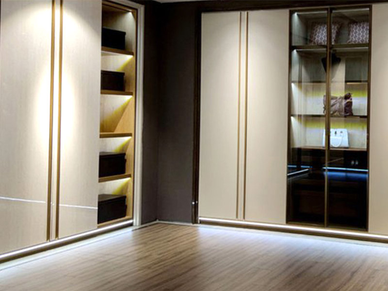 Können LED-Leuchten an Fußleisten angebracht werden?